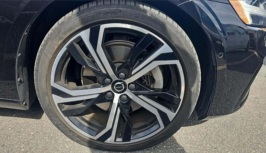 2024 Volvo S60 B5 Plus photo 2