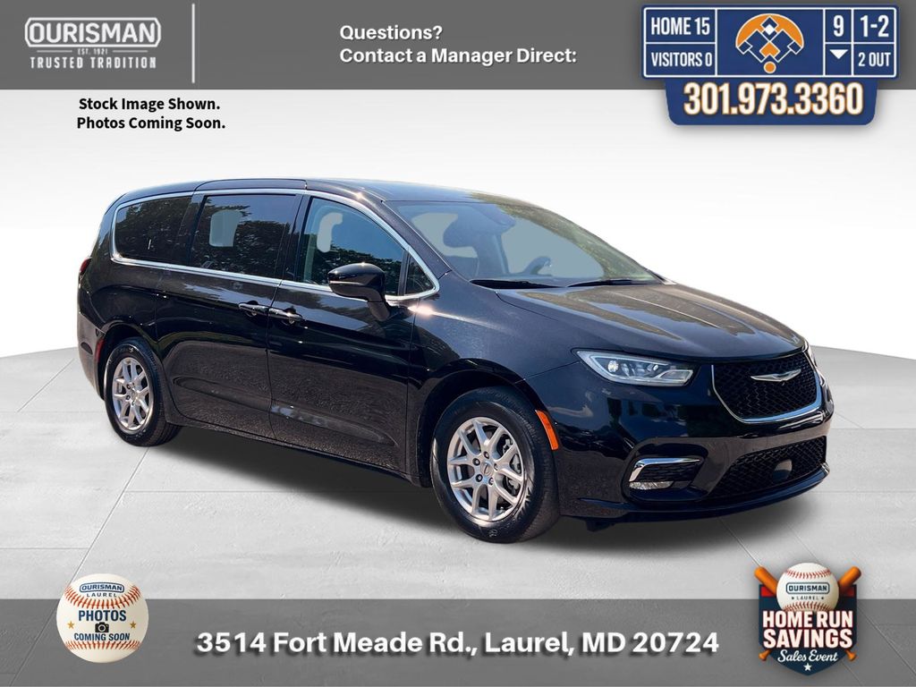 2024 Chrysler Pacifica Touring L's photo