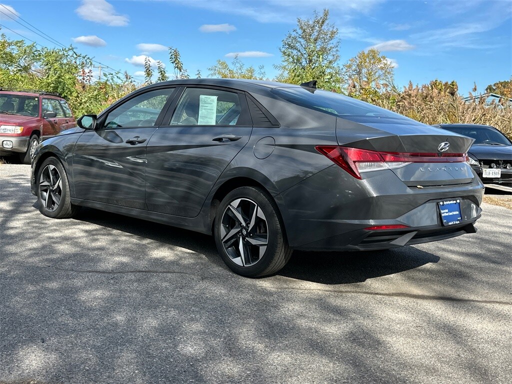 2023 Hyundai Elantra SEL photo 3