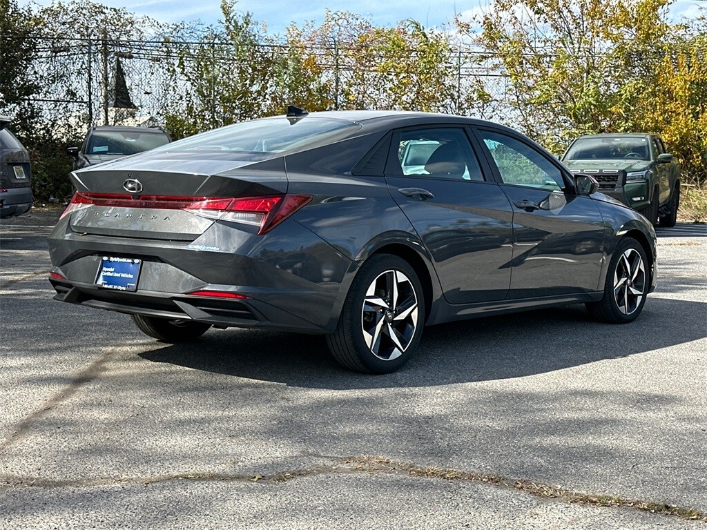 2023 Hyundai Elantra SEL photo 2