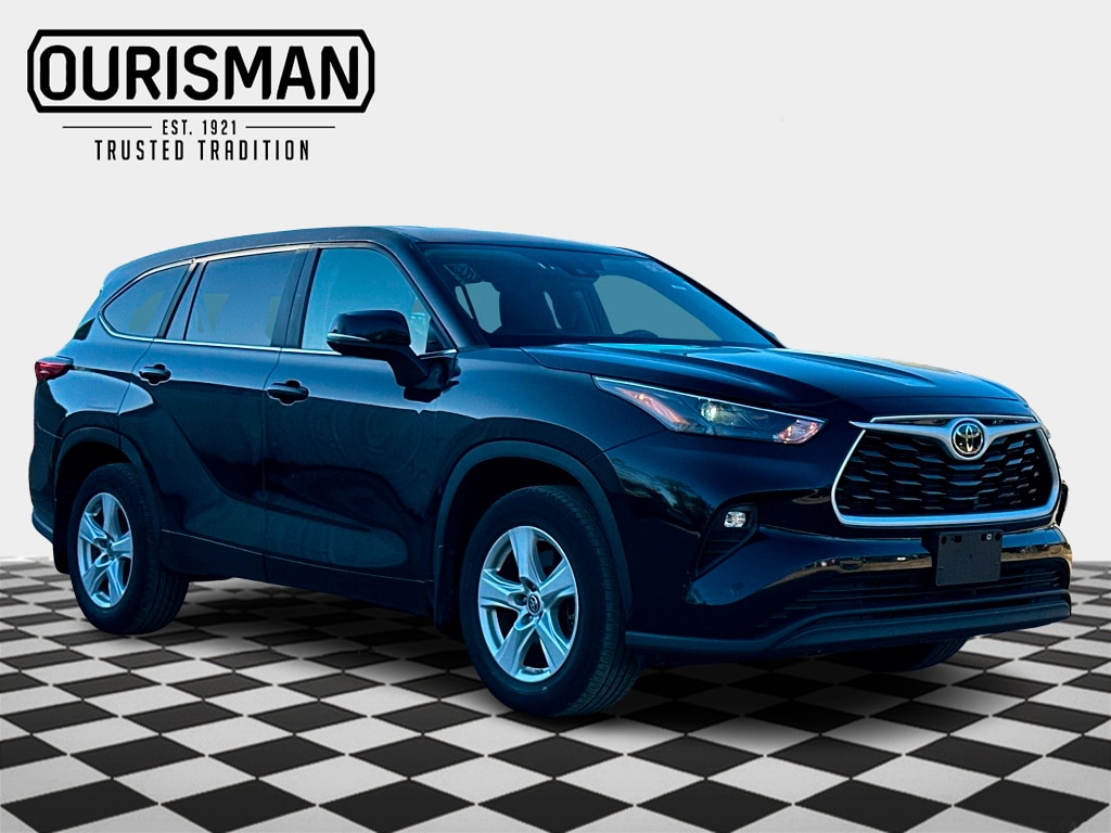 2023 Toyota Highlander LE's photo