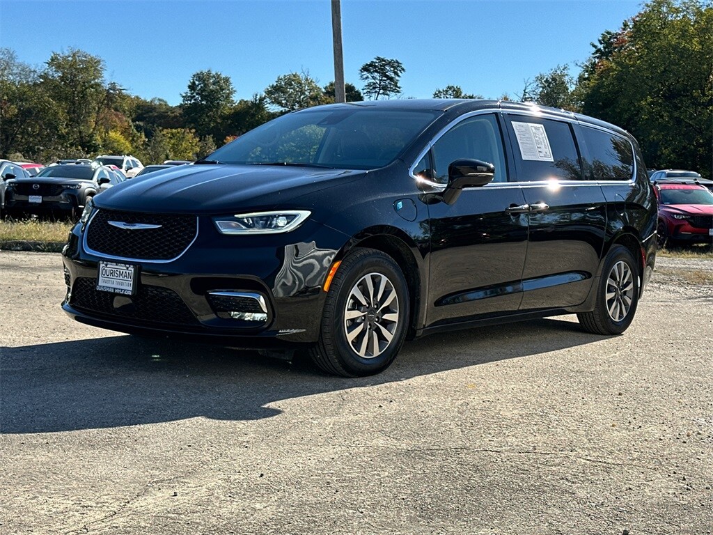 2024 Chrysler Pacifica Hybrid photo 3