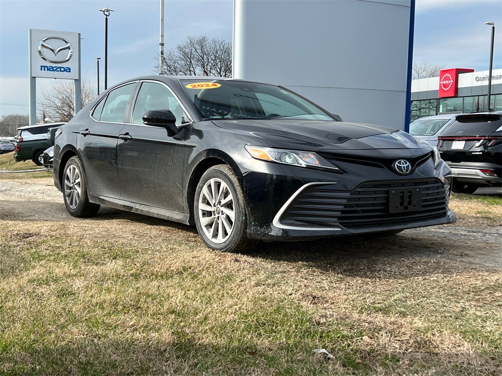 2024 Toyota Camry LE's photo