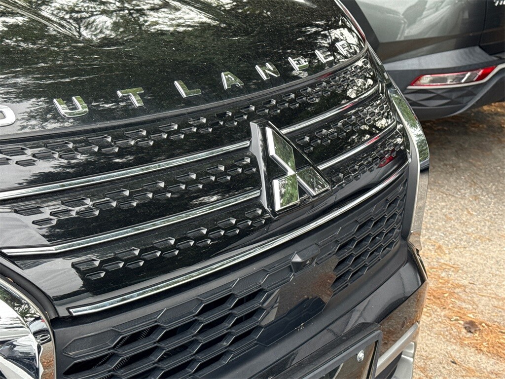 2022 Mitsubishi Outlander Black Edition photo 3