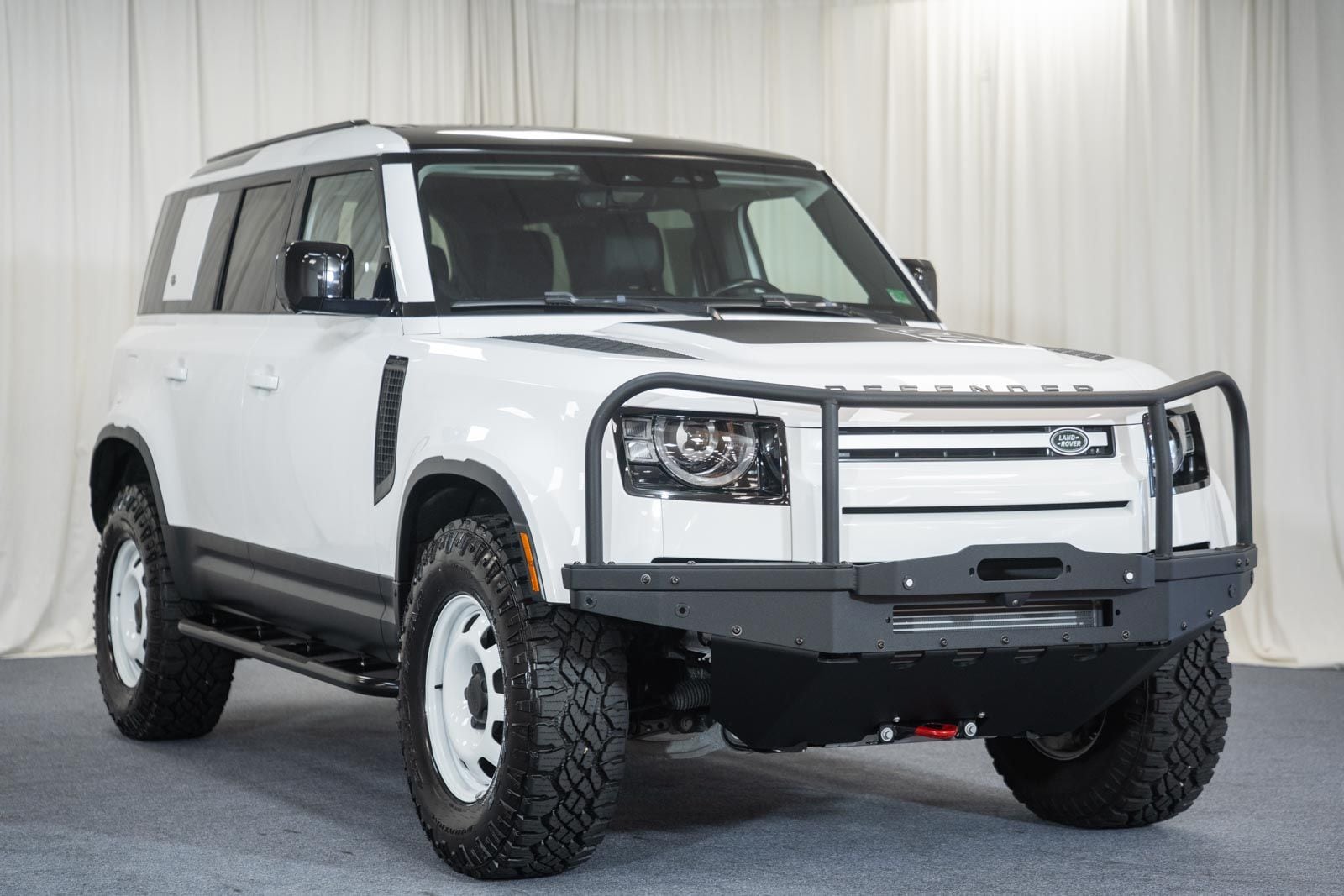 2022 Land Rover Defender SE's photo