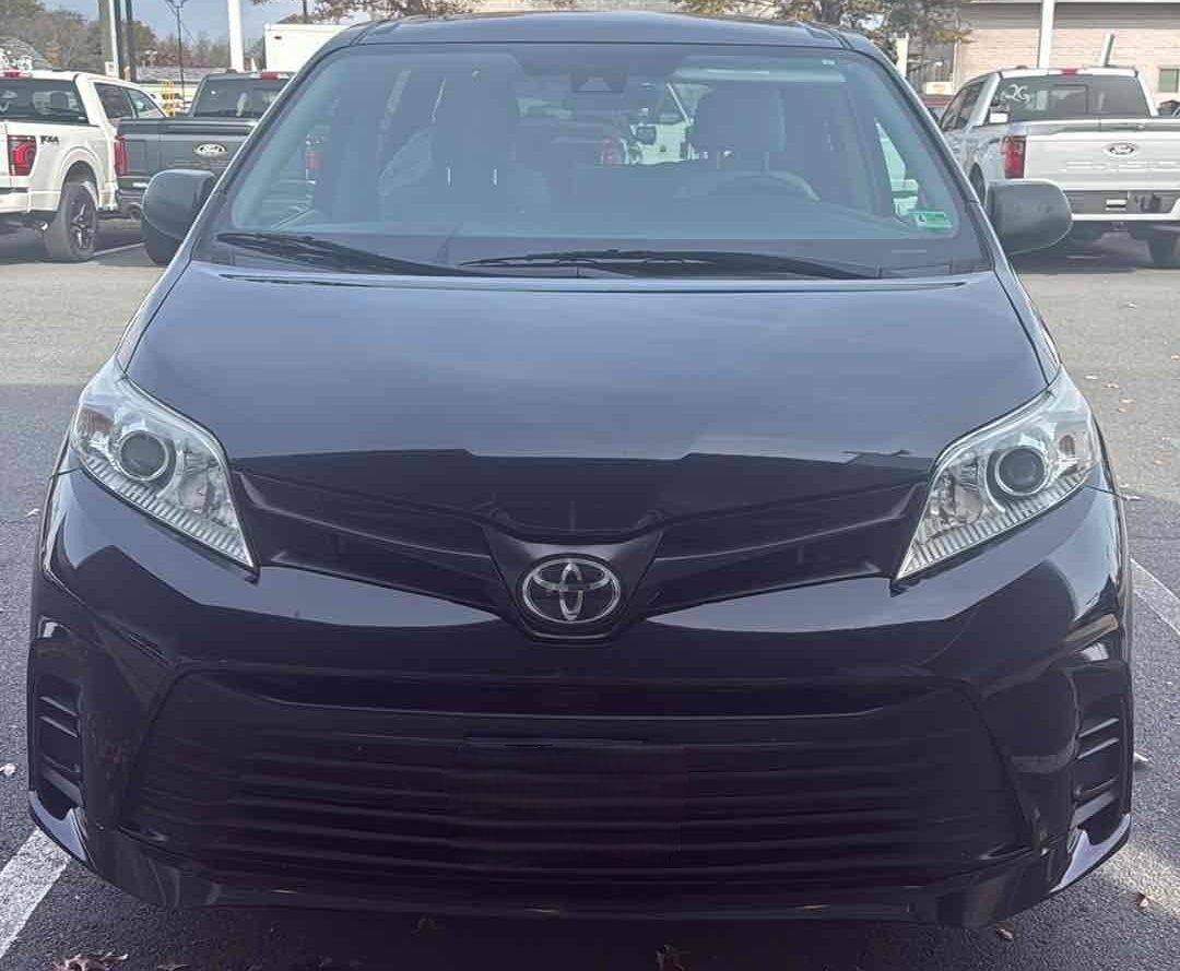 2020 Toyota Sienna L photo 3
