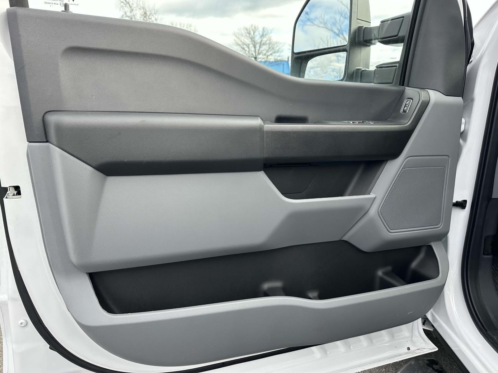 2024 Ford F-350 Super Duty Chassis Cab XL - Photo 8