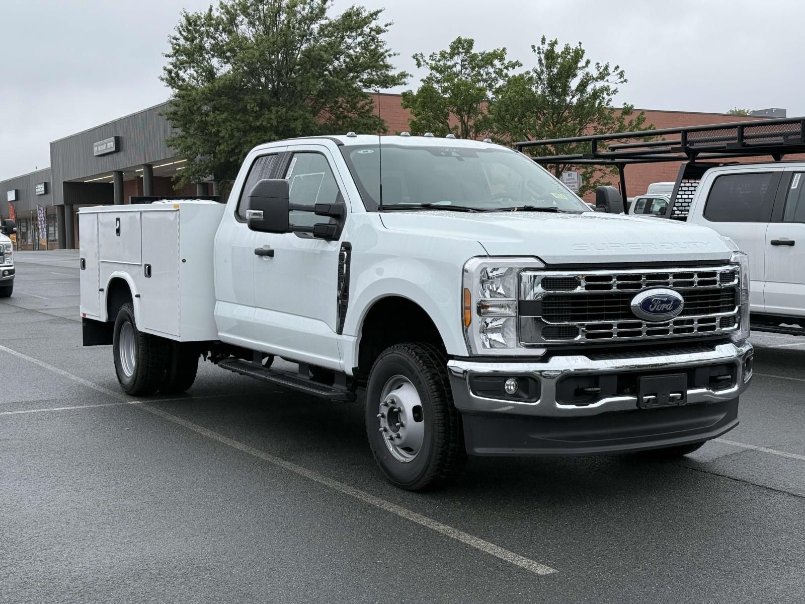 2025 Ford F-350 Super Duty Chassis Cab XL's photo
