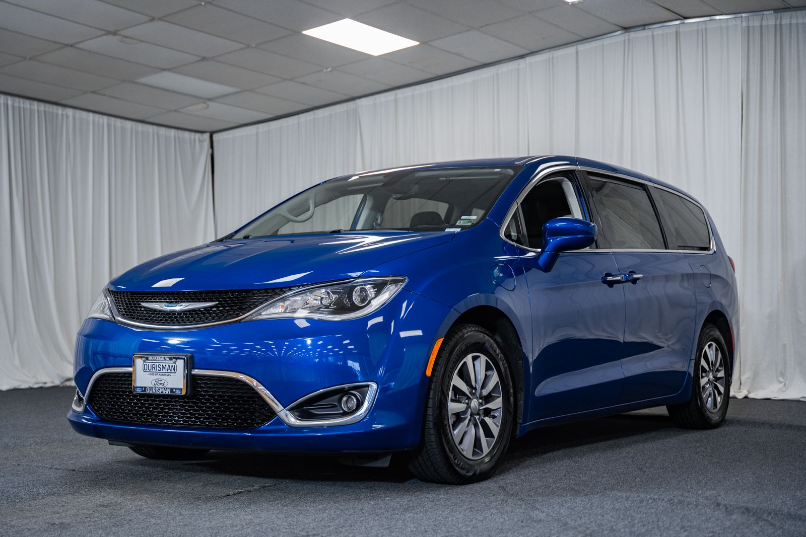2020 Chrysler Pacifica Hybrid Touring photo 3