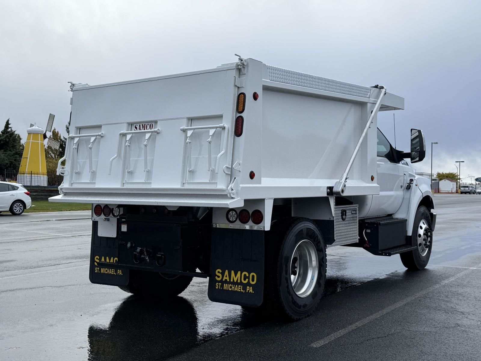 2025 Ford F-650 Base photo 2