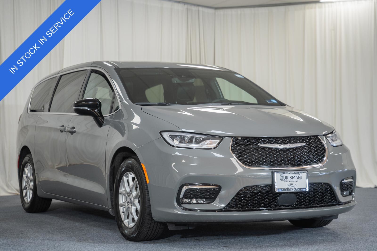 2025 Chrysler Pacifica Select's photo