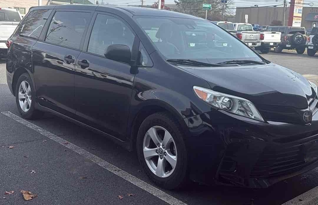 2020 Toyota Sienna L photo 2