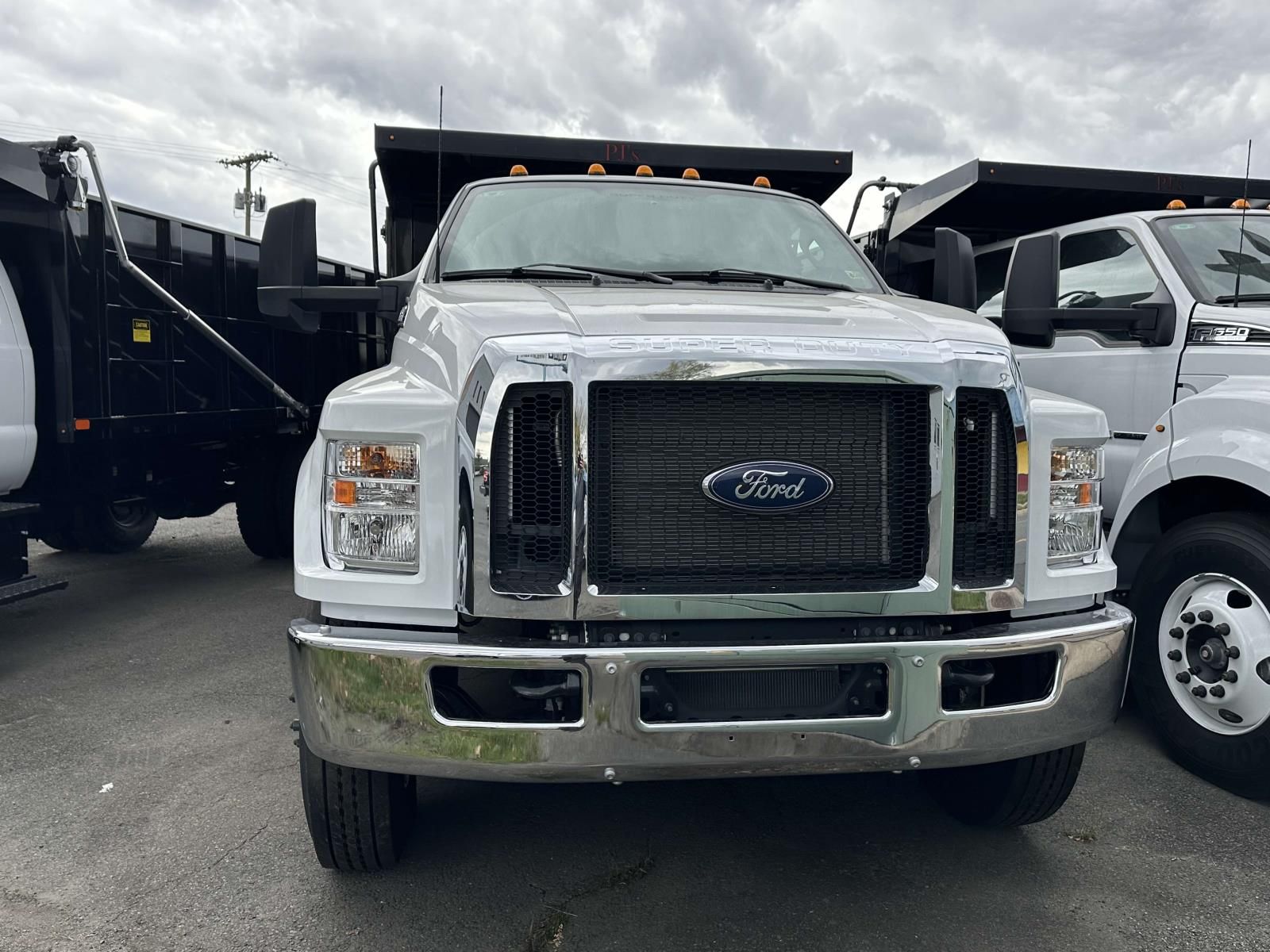 2025 Ford F-650 Base photo 2