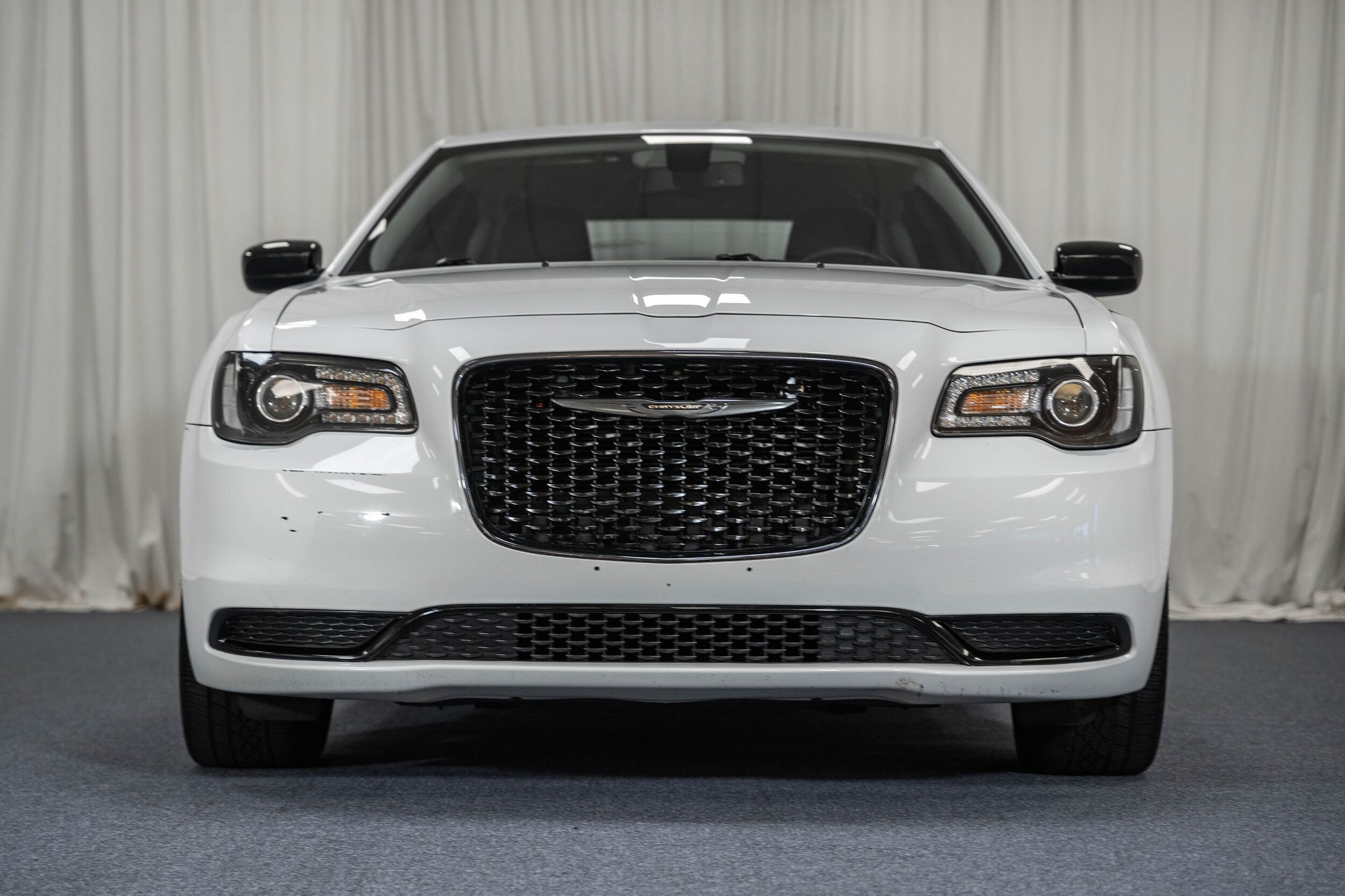 2021 Chrysler 300 Touring photo 2