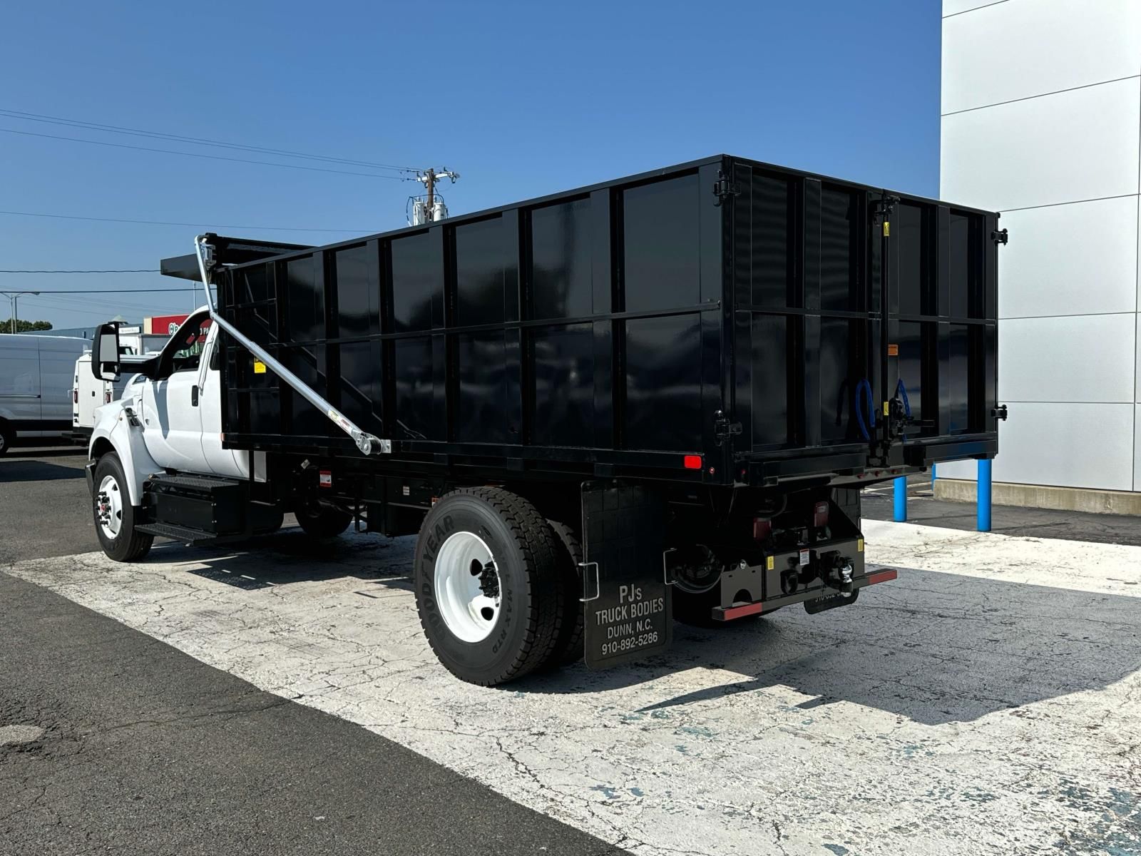 2025 Ford F-650 Base photo 4
