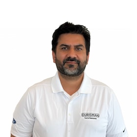 Staff member Omar from ID_09183dbbb832