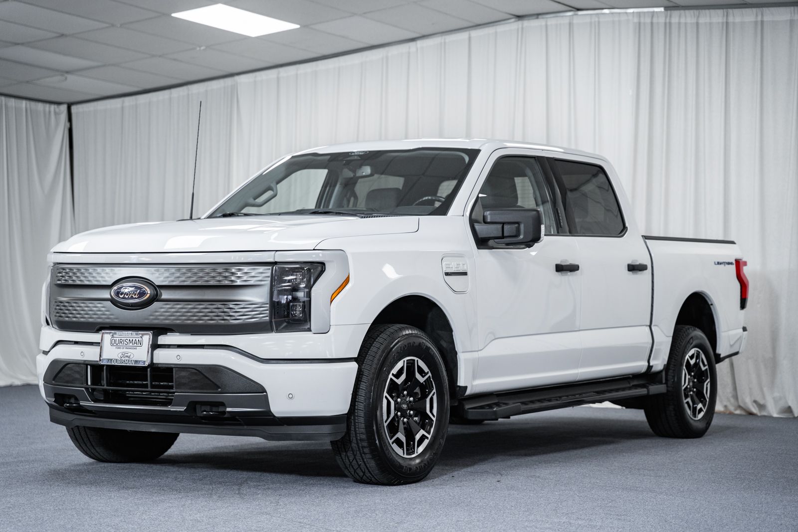 2022 Ford F-150 Lightning XLT photo 3