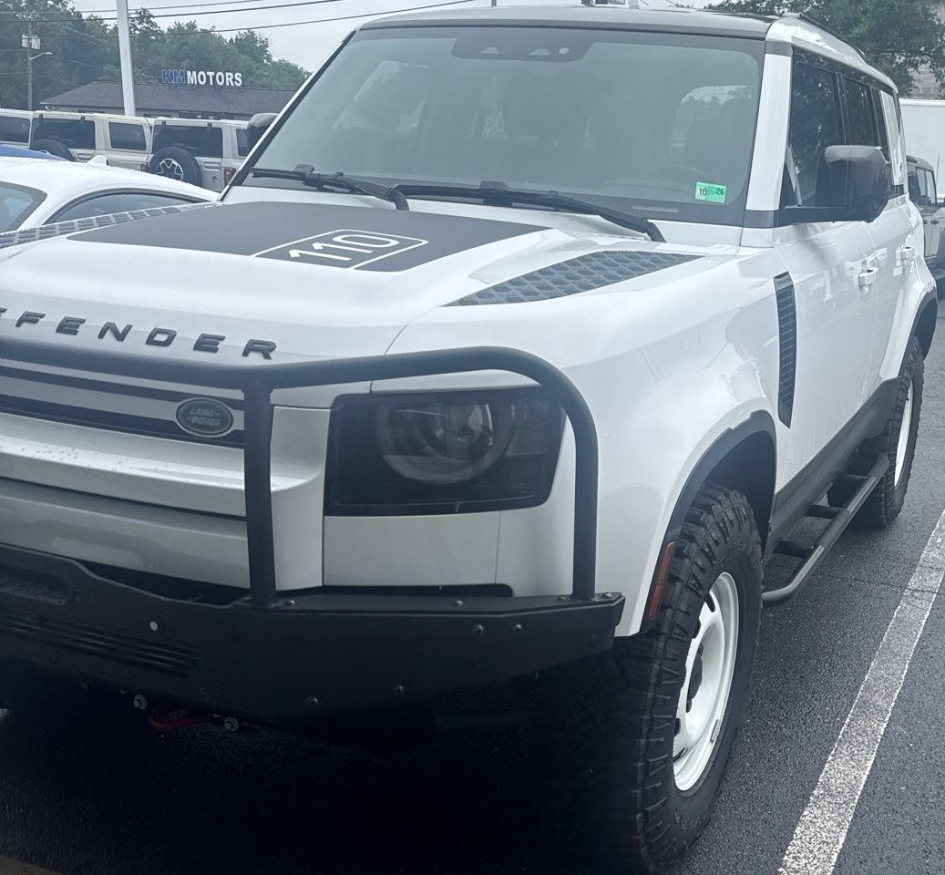 2022 Land Rover Defender SE's photo