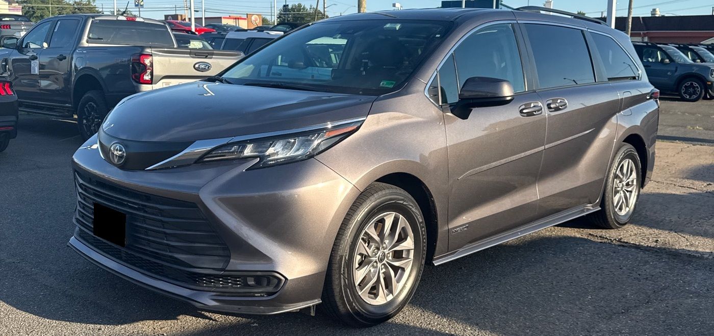 2021 Toyota Sienna LE 8-Passenger Hybrid FWD's photo
