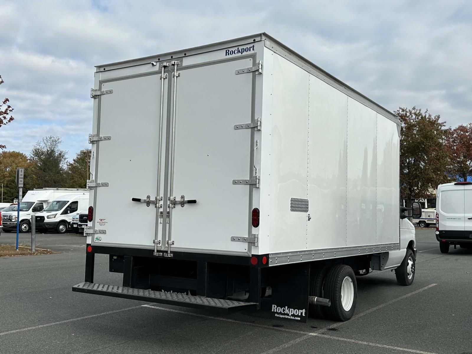 2025 Ford E-450 Cutaway photo 2