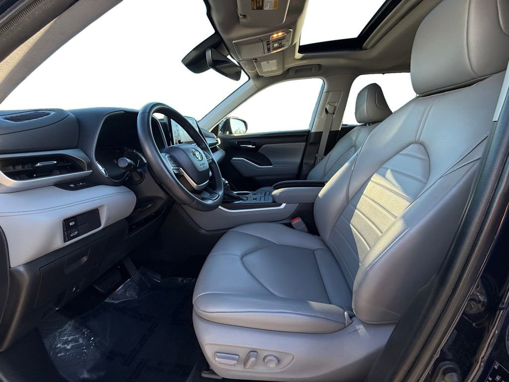 2022 Toyota Highlander XLE - Photo 9
