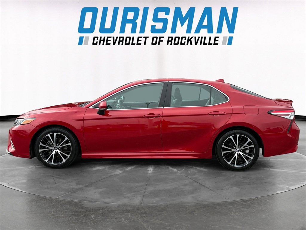 2020 Toyota Camry SE photo 3