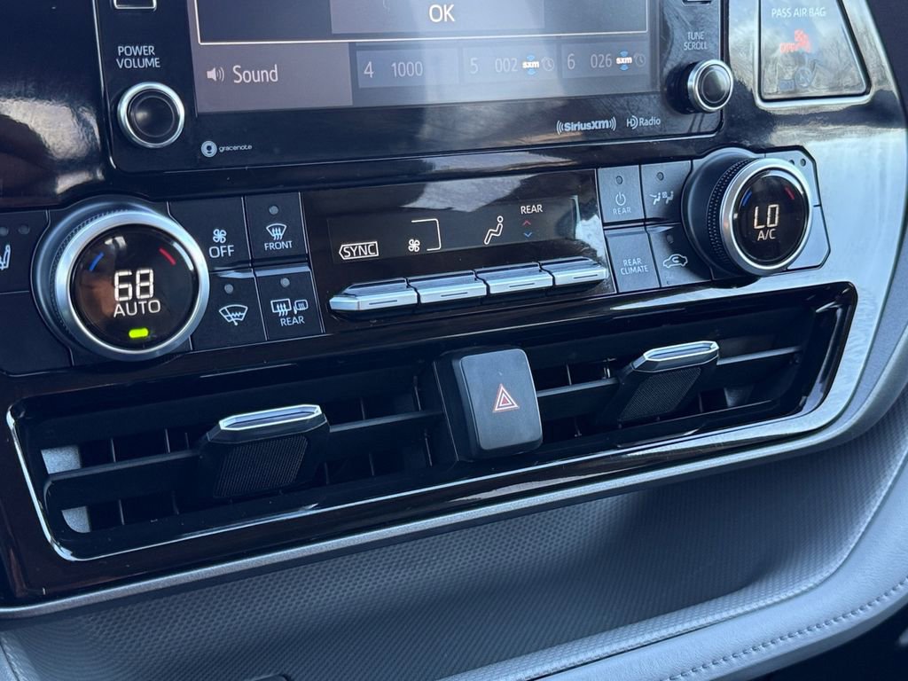 2022 Toyota Highlander XLE - Photo 16