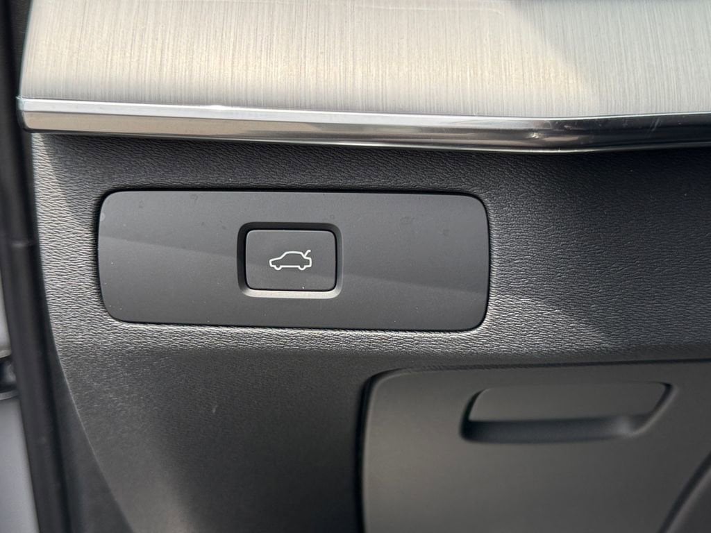 2025 Volvo XC90 Core - Photo 18