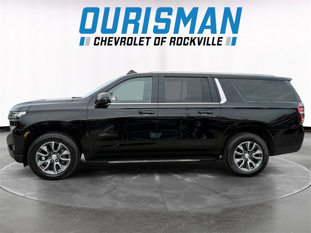 2022 Chevrolet Suburban LT photo 2