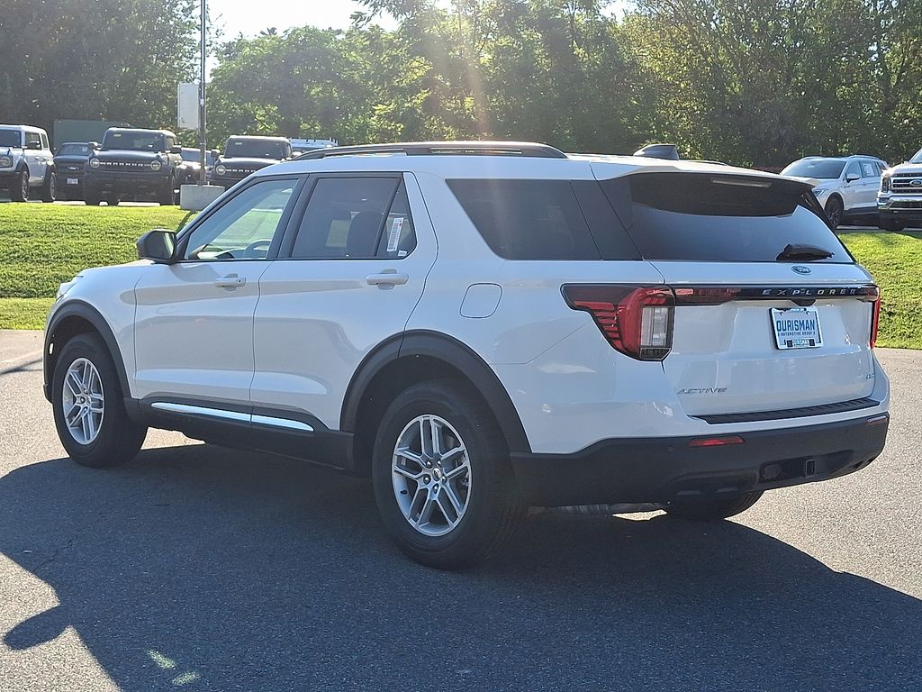 2025 Ford Explorer photo 4