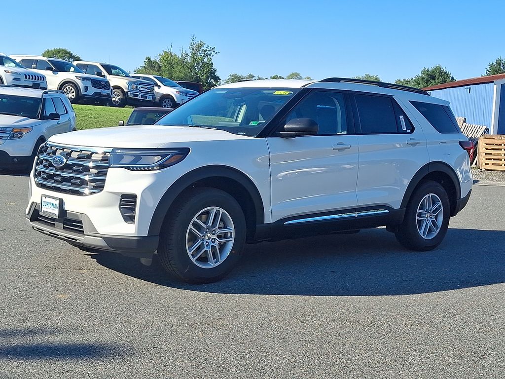 2025 Ford Explorer photo 3