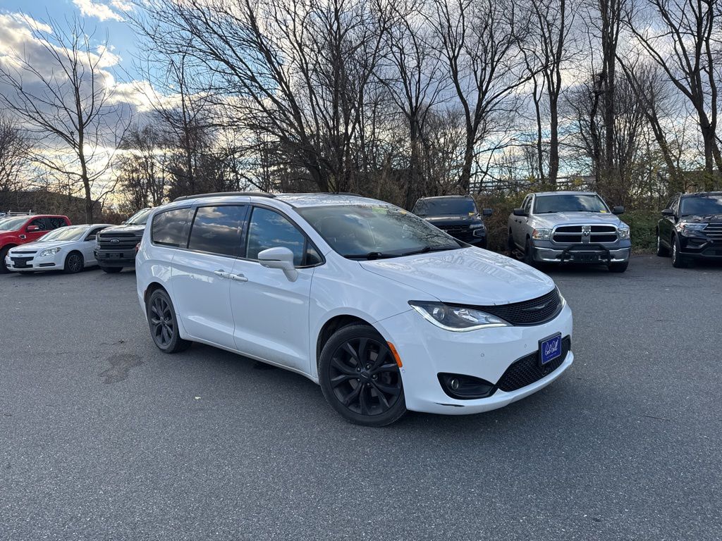 2018 Chrysler Pacifica Limited's photo