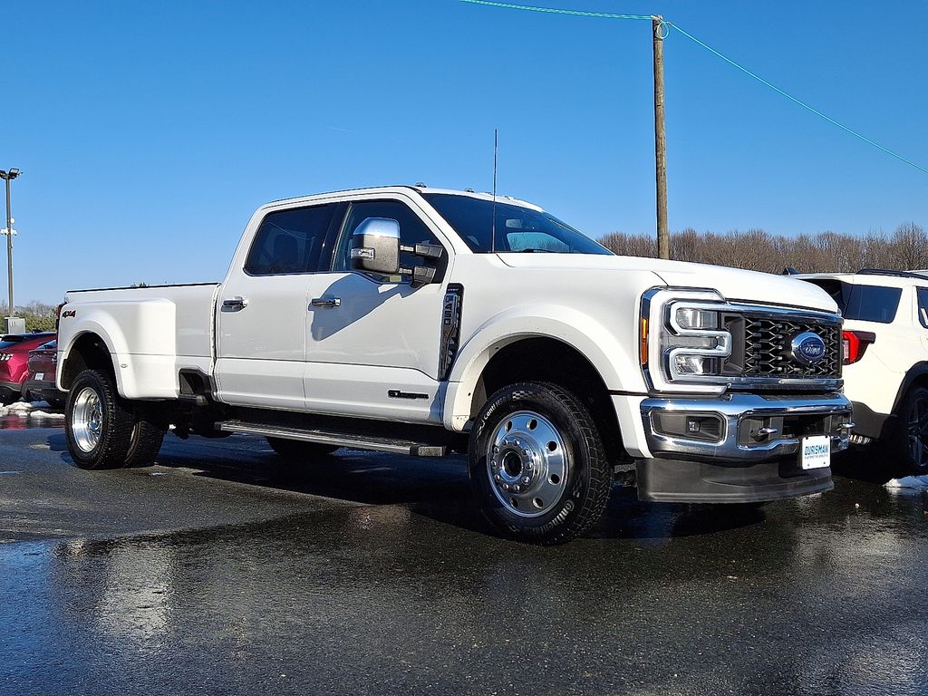 2023 Ford F-450 Super Duty Lariat's photo