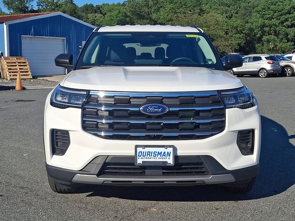 2025 Ford Explorer photo 2