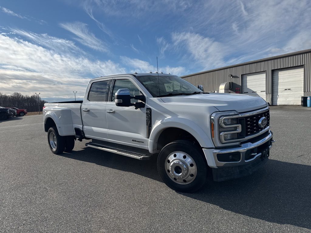 2023 Ford F-450 Super Duty Lariat's photo