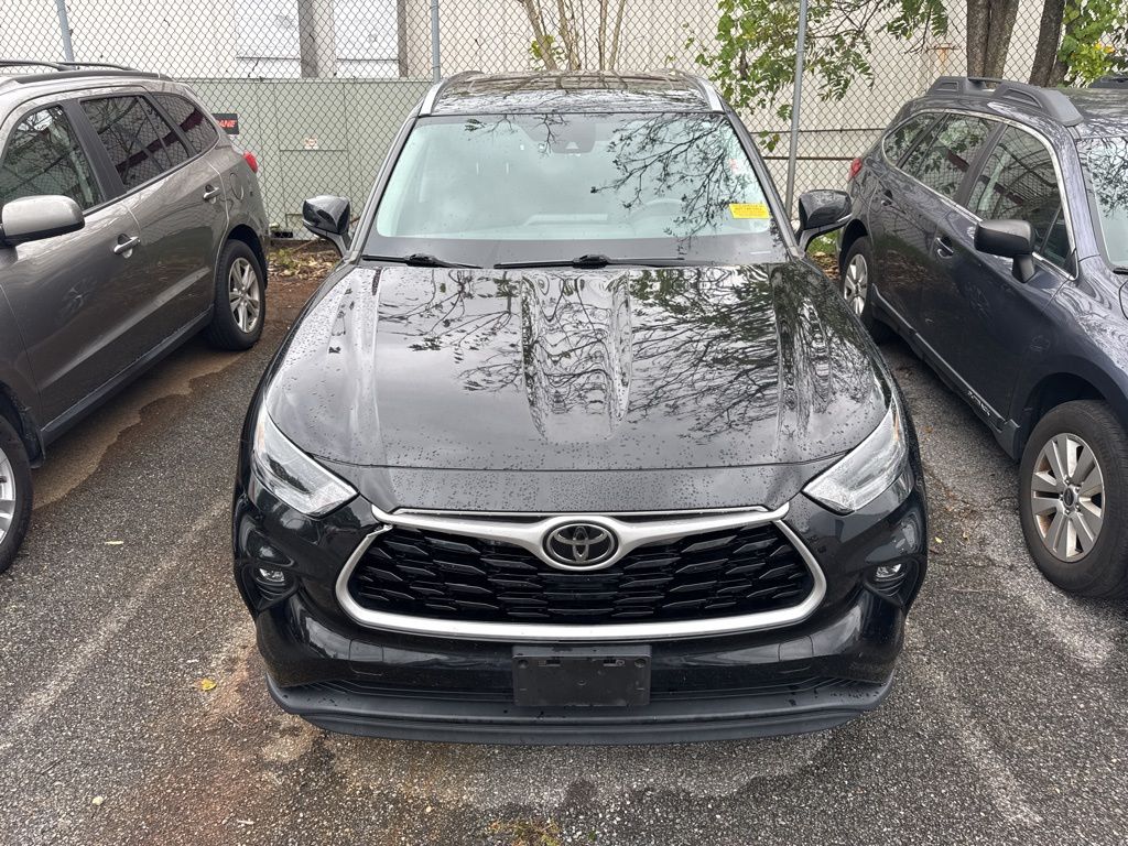 2021 Toyota Highlander XLE photo 2