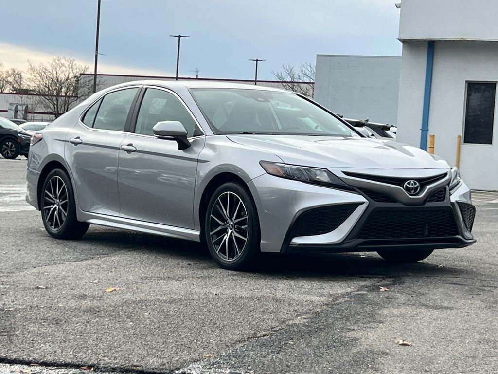 2024 Toyota Camry SE's photo