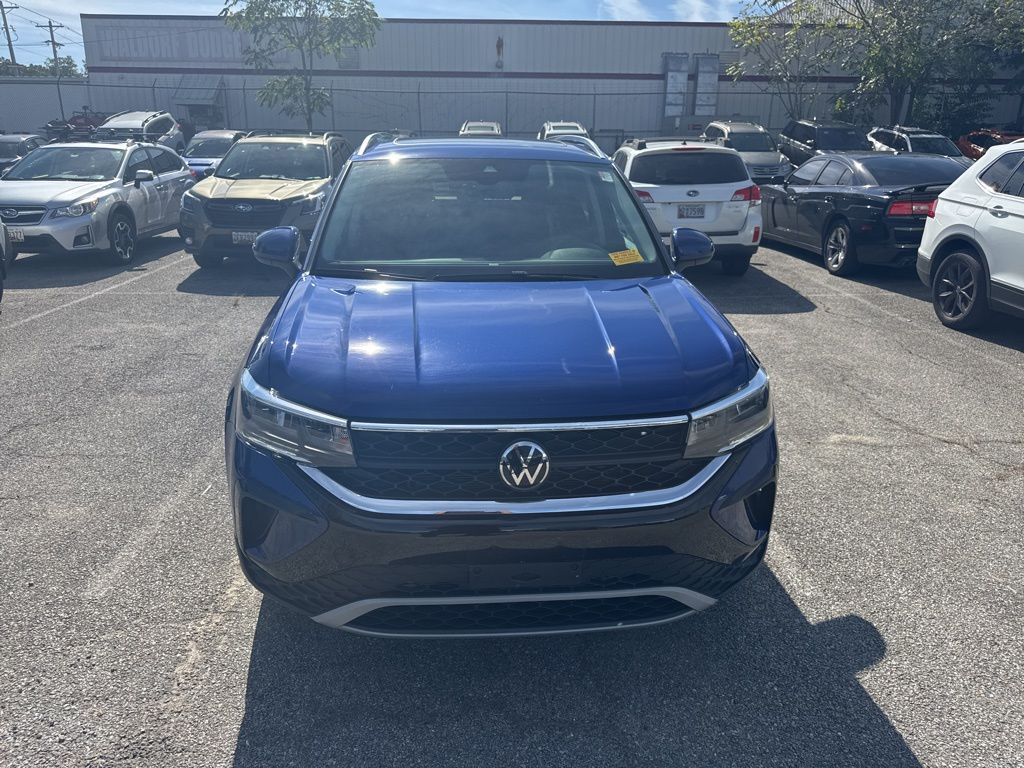 2024 Volkswagen Taos SE photo 2