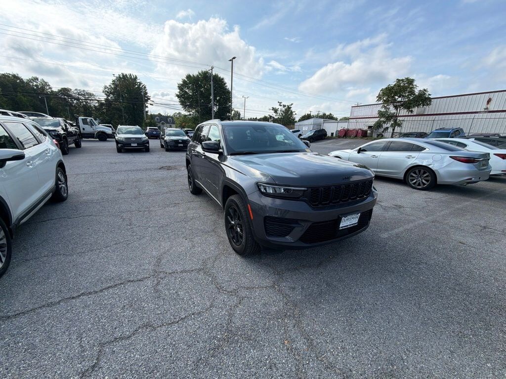 Used 2024 Jeep Grand Cherokee Altitude SUV