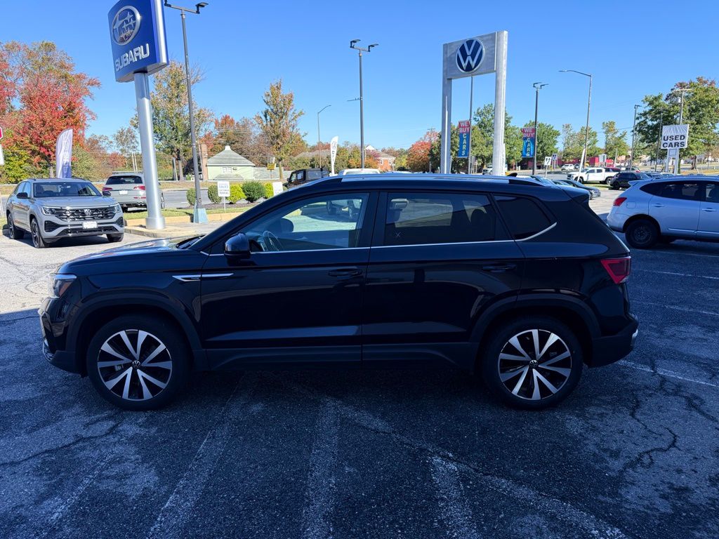 2024 Volkswagen Taos SE photo 3