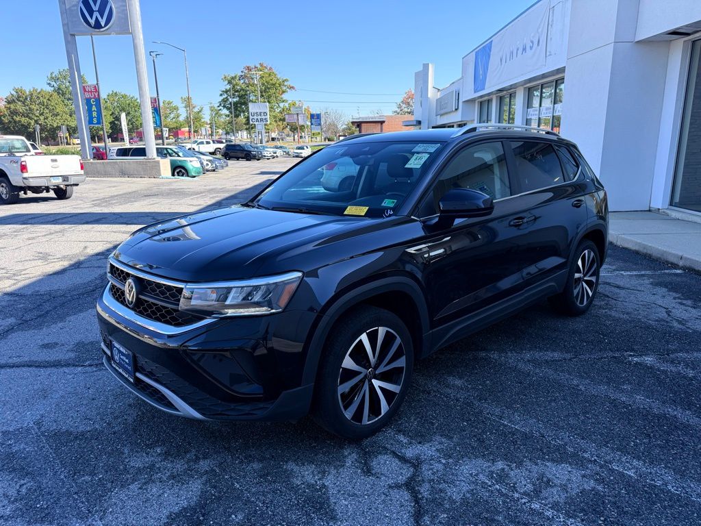 2024 Volkswagen Taos SE photo 2