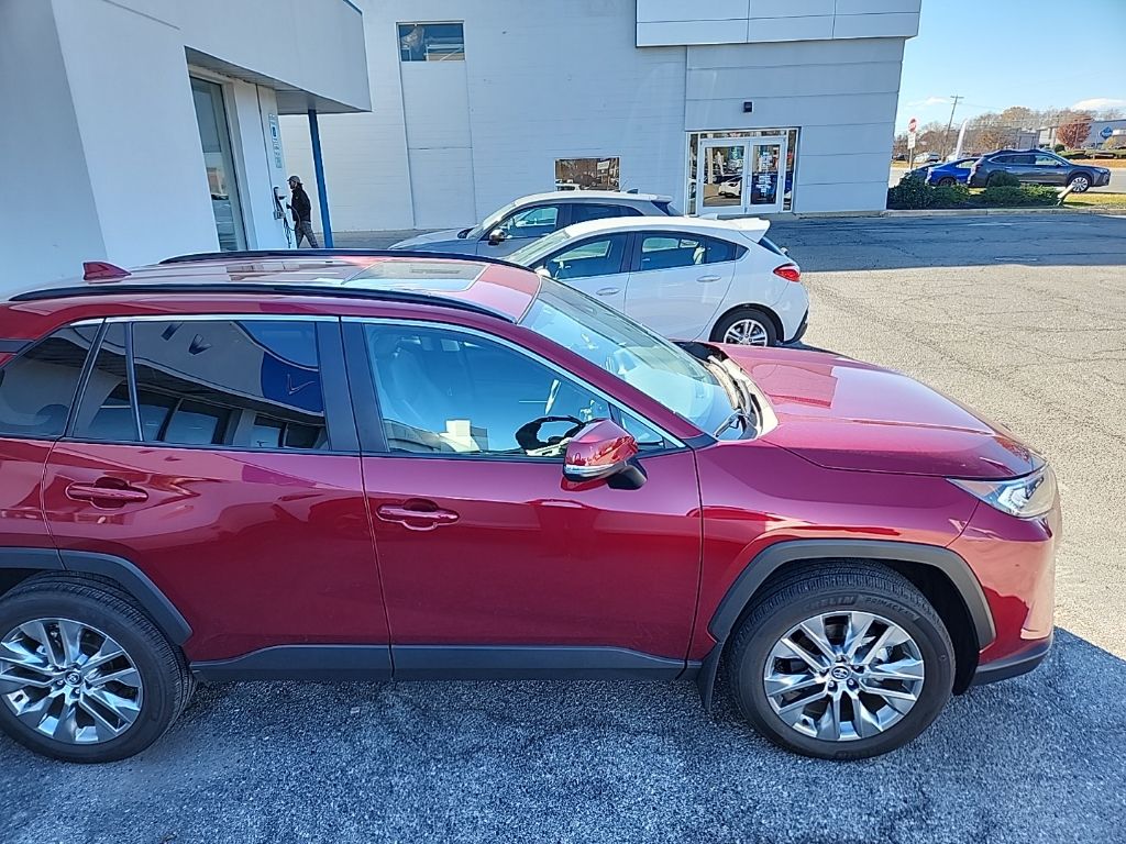 2020 Toyota RAV4 XLE Premium photo 2