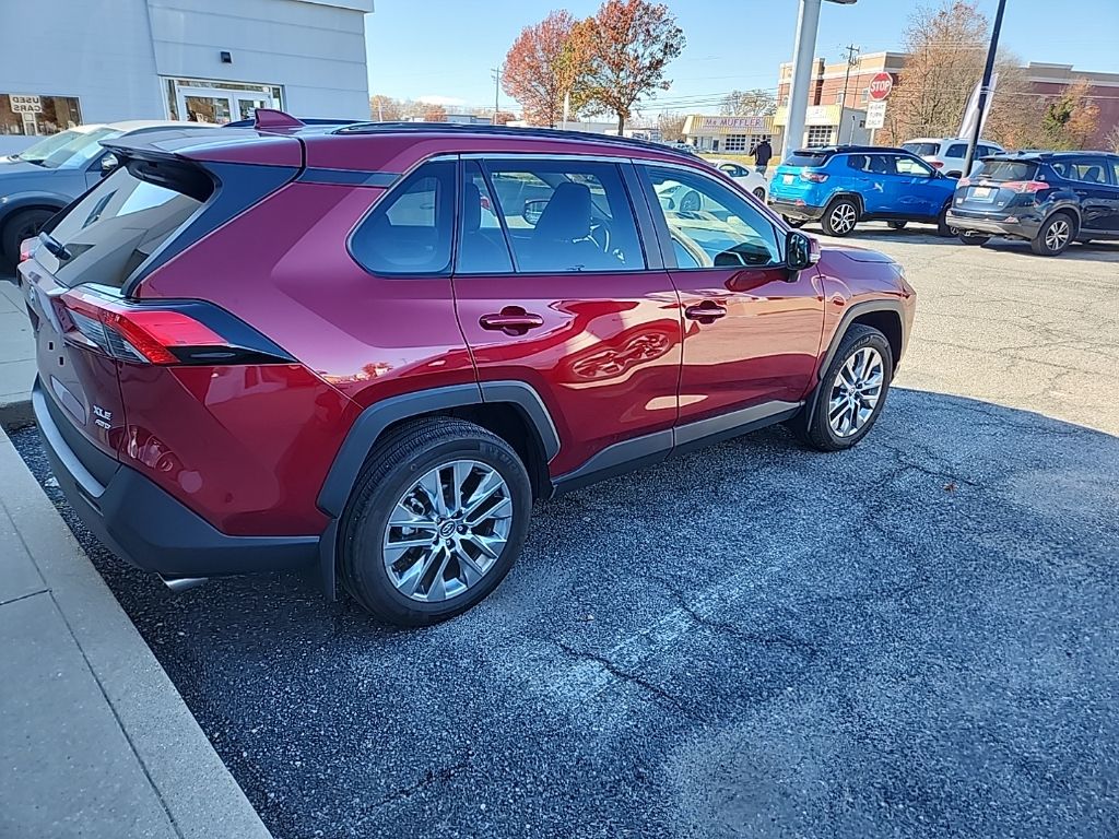 2020 Toyota RAV4 XLE Premium photo 3