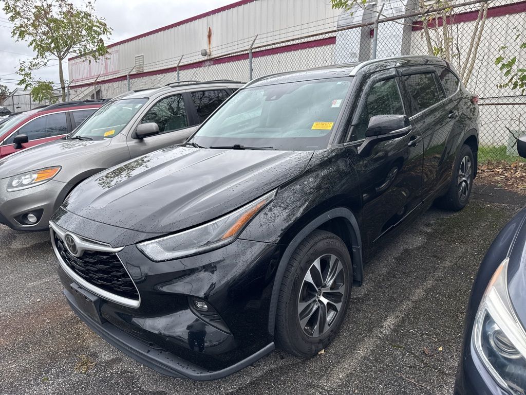 2021 Toyota Highlander XLE photo 3