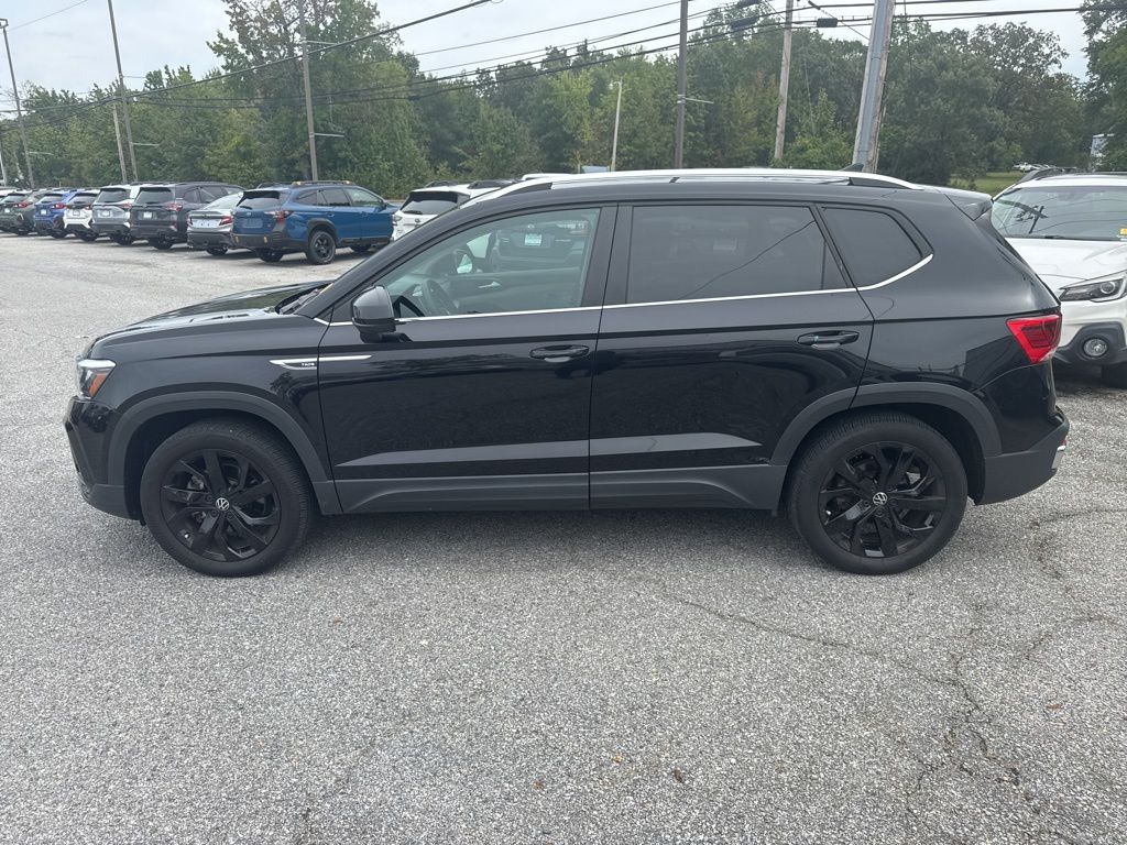 2023 Volkswagen Taos SE photo 3