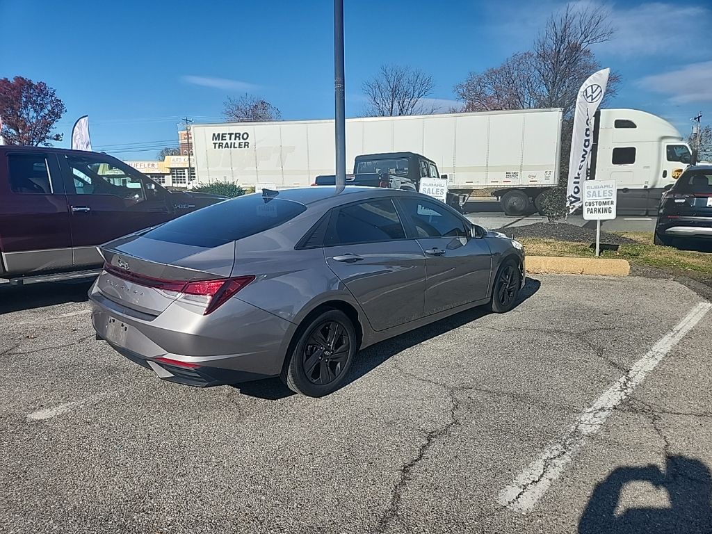 2021 Hyundai Elantra SEL photo 3