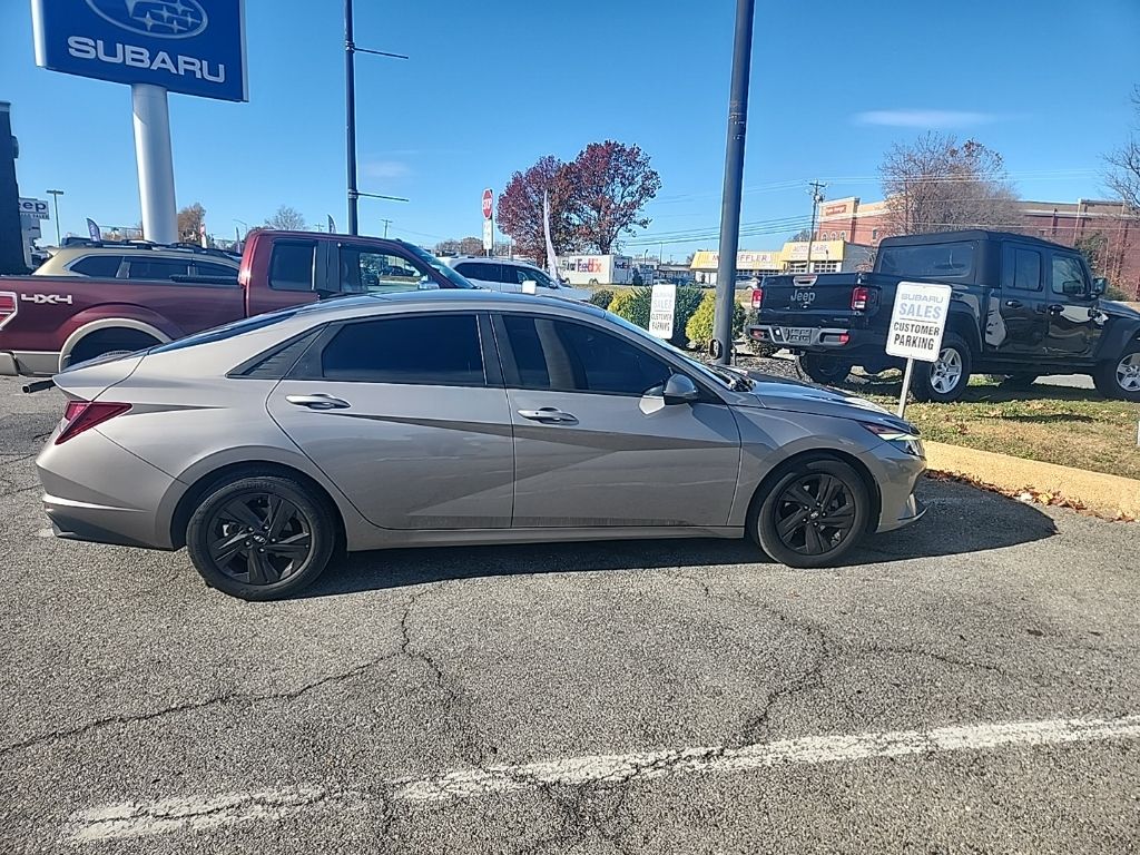 2021 Hyundai Elantra SEL photo 2