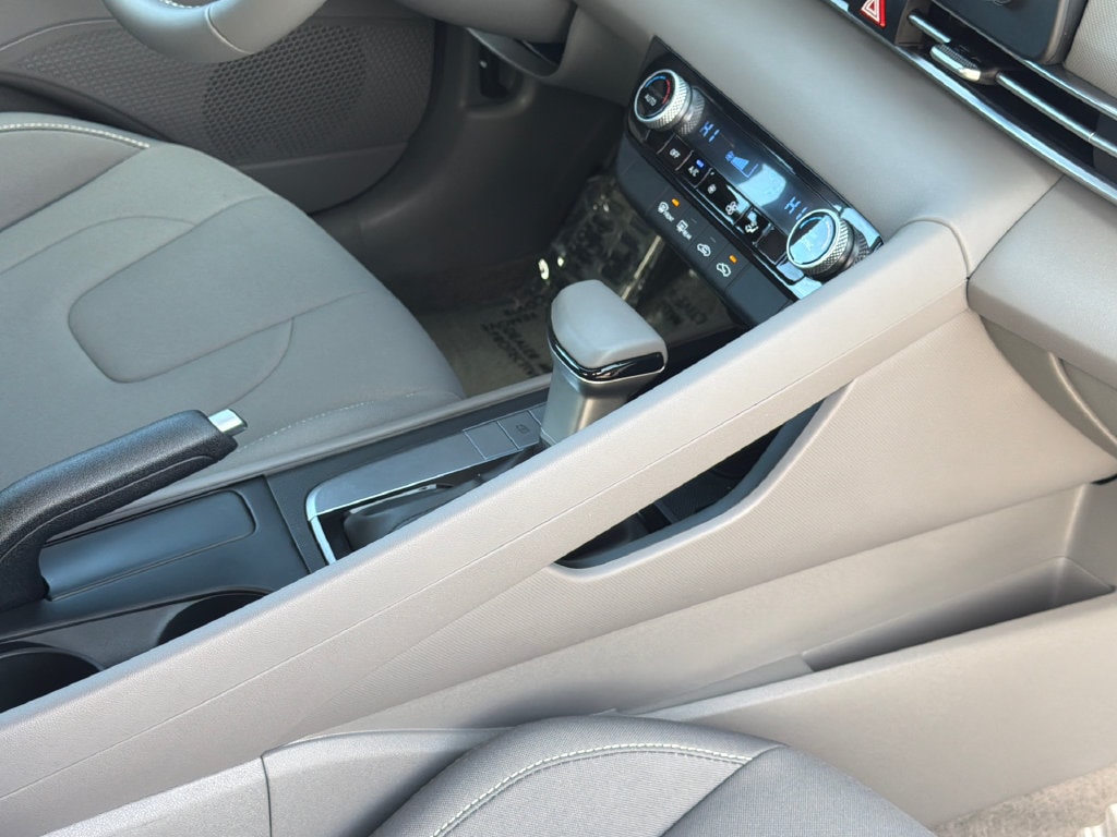 2025 Hyundai Elantra SEL - Photo 12