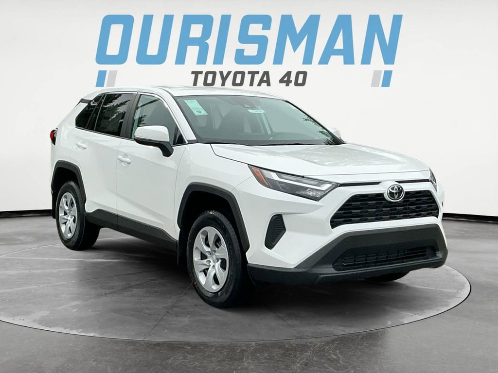 2025 Toyota RAV4 LE's photo