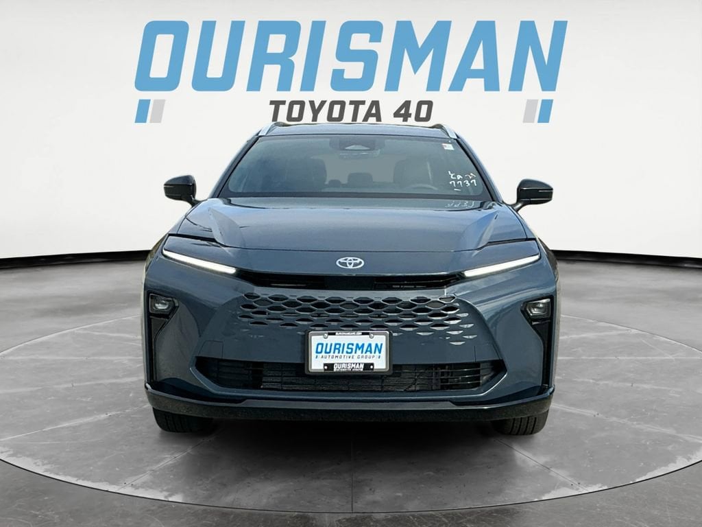 2025 Toyota Crown Signia XLE's photo